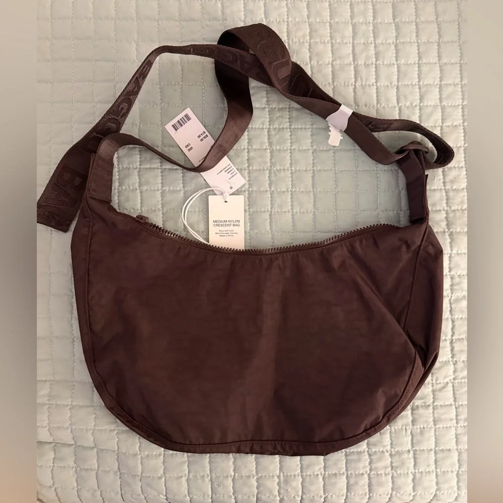 BAGGU Medium Nylon Crescent Embroidered Strawberry - Picture 5 of 6